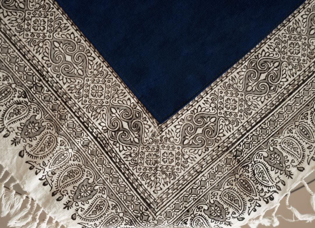 handmade block-printed tablecloth – indigo 80×80 cm