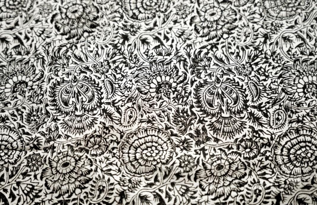 handmade block-printed tablecloth – monochrome floral | 206×136 cm