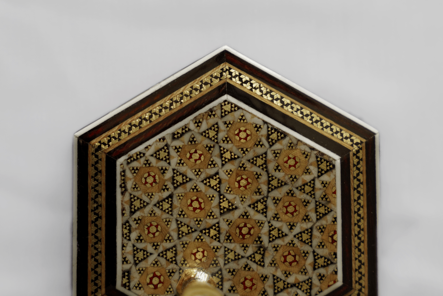 Full Khatam pen holder top view showcasing intricate marquetry and hexagon design.